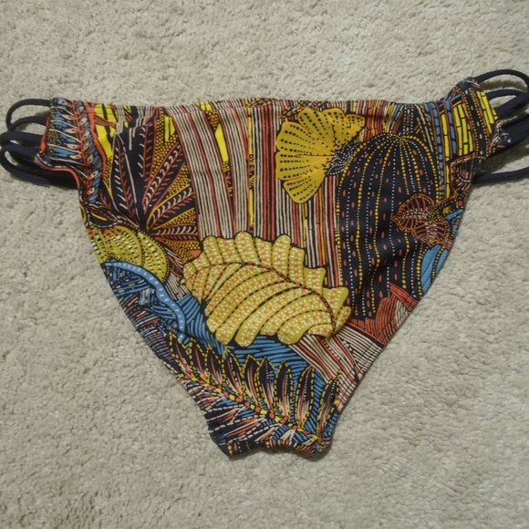 L*SPACE Low Down Bikini Bottom Full-Cut S - Picture 3 of 7
